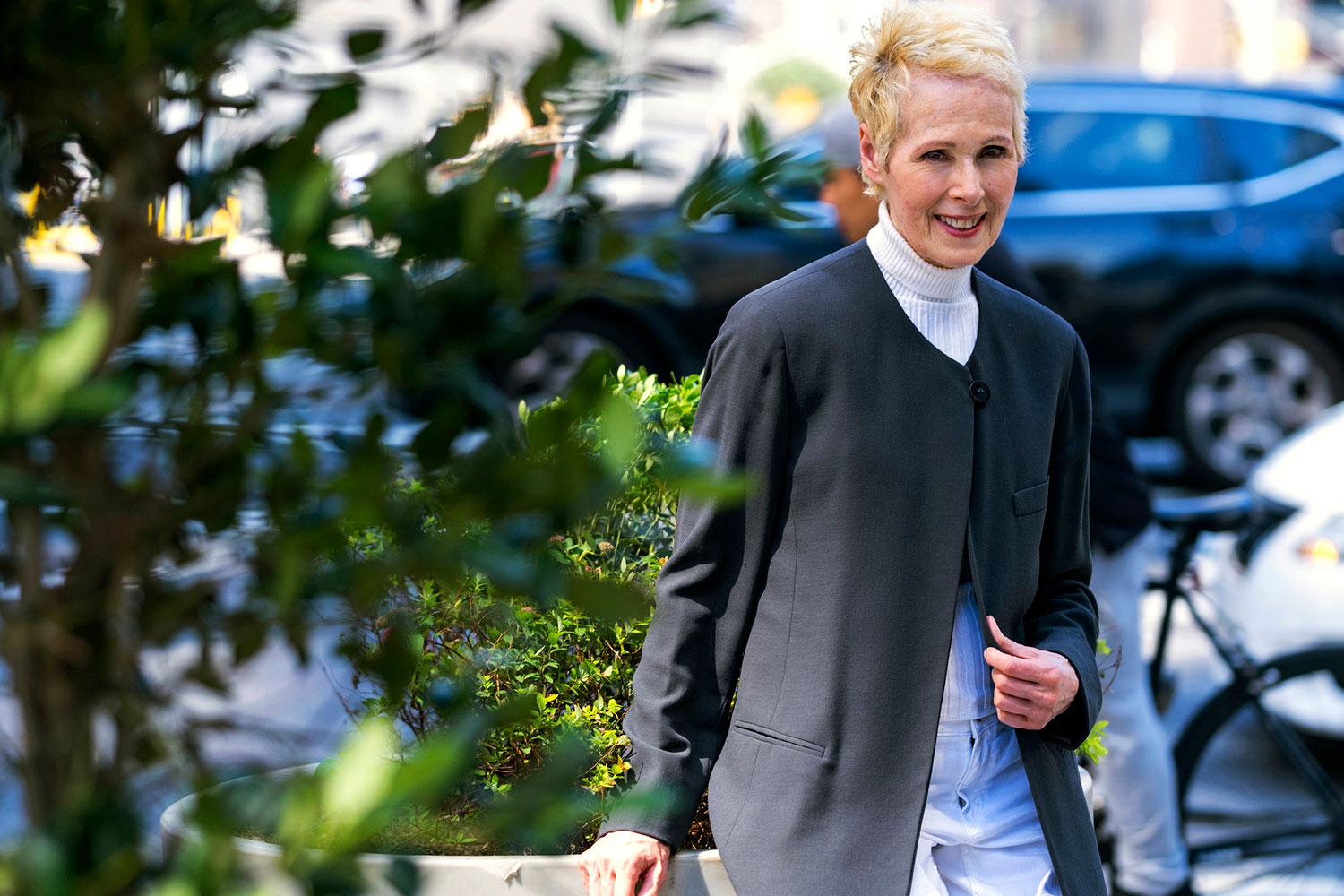 Den tidligere journalisten E. Jean Carroll, som anklager Donald Trump for å ha voldtatt henne på 1990-tallet, har reist et nytt søksmål mot Trump. Det pågår allerede en sak mot et tidligere, sivilt søksmål hun har reist mot ham for injurier. Trump avviser anklagen.