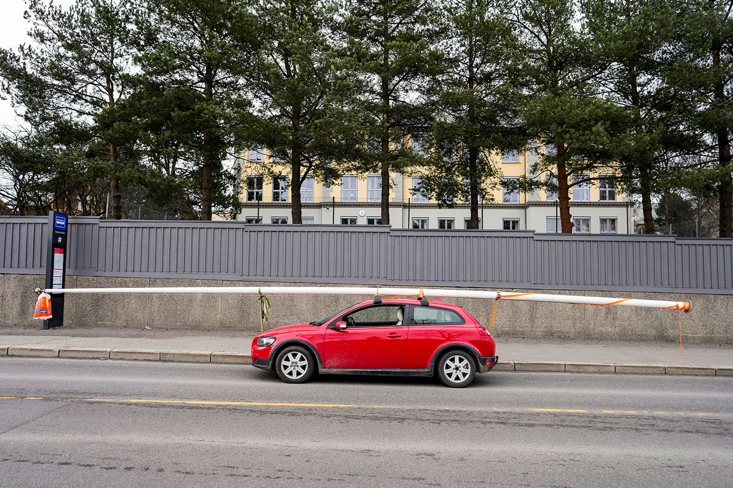 Bilen som kjørte med en flaggstang på taket, ble stoppet av politiet utenfor Grorud skole onsdag.