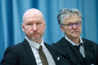 Anders Behring Breivik har gjennomgått en ny, fullstendig rettspsykiatrisk undersøkelse. Erklæringen blir et sentralt bevis når han til uka på ny ber retten om prøveløslatelse, ifølge sin forsvarer, advokat Øystein Storrvik. Her fra rettssaken der søksmålet for menneskerettighetsbrudd ble behandlet.