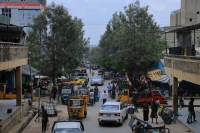 Bildet viser regionshovedstaden i Tigray, Mekele, der folk hamstrer mat og andre varer i frykt for en ny storkrig.