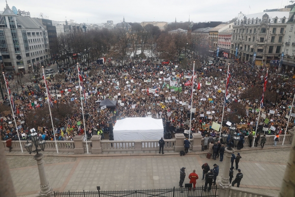 I Oslo møtte minst 15.000 streikende skoleelever opp til klimaaksjonen utenfor Stortinget fredag.