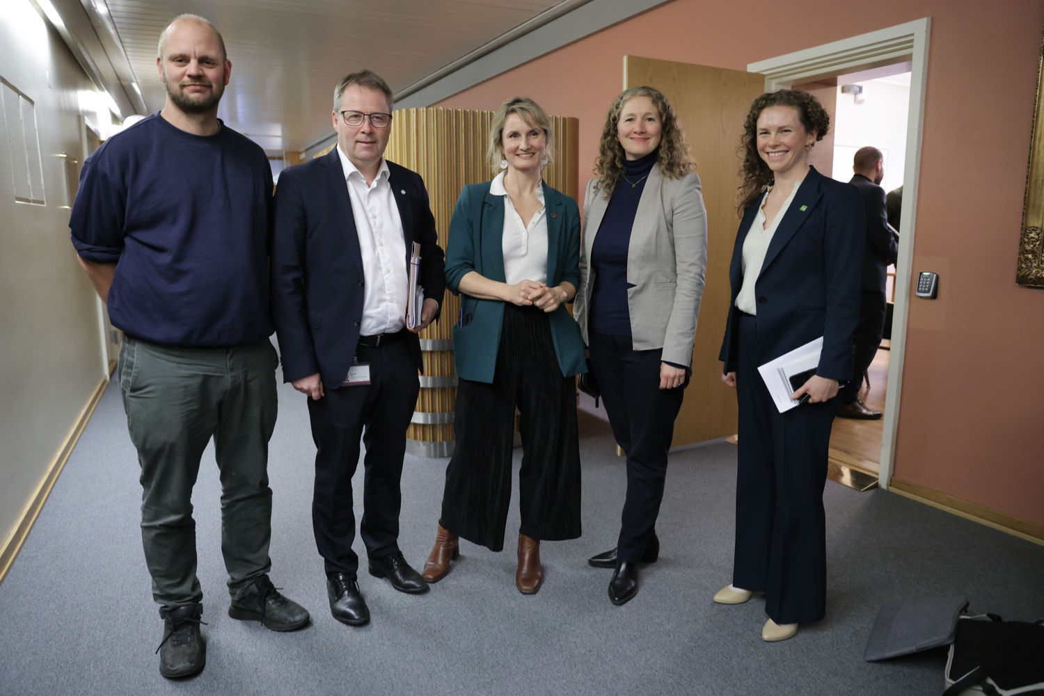 Mimir Kristjansson (Rødt), Bjørn Arild Gram (Sp), Marthe Hammer (SV), Tuva Moflag (Ap) og Ingrid Liland (MDG) møtes til forhandlinger om revidert nasjonalbudsjett torsdag.