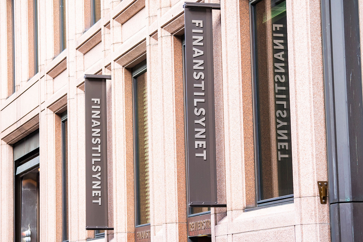 Finanstilsynet har kontrollert ti norske banker, finansinstitusjoner og inkassoselskaper. Tilsynet fant at 40.000 kunder har betalt for høye inkassogebyrer. Nå må selskapene tilbakebetale med renter.