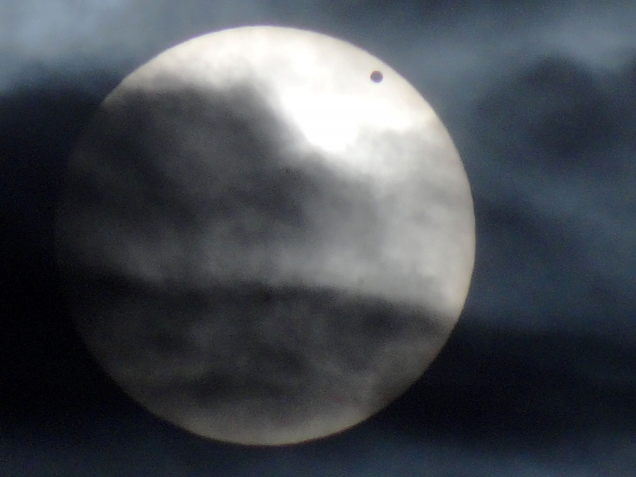 Mandag passerer Merkur solen, noe som også blir synlig fra Norge. Bildet er fra 2012 da planeten Venus ble foreviget idet den passerte solskiven.