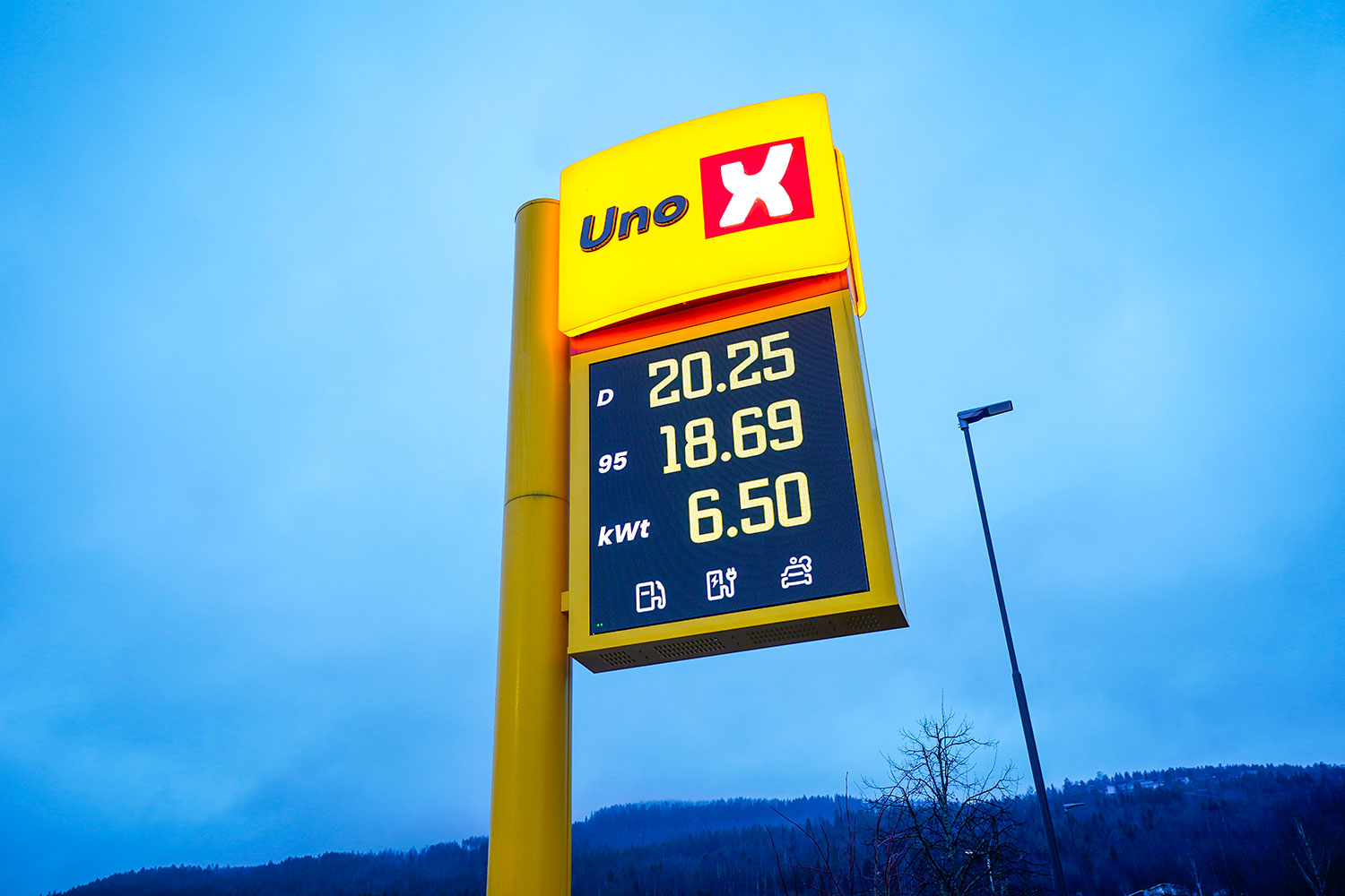 Det første prisskiltet i Norge hos Uno-X på på Gulskogen i Drammen med pris på både strøm, bensin og diesel.
