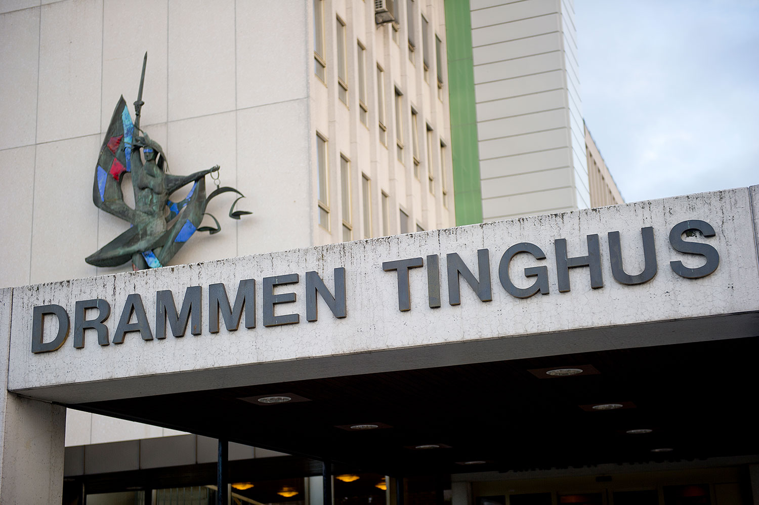 En mann er i Buskerud tingrett dømt til seks og et halvt års fengsel etter å ha skutt med hagle mot døren til en prostituert kvinne i Drammen natt til 1. januar i år.