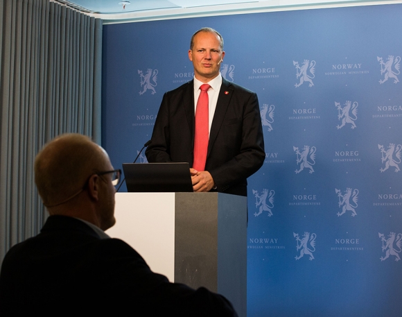 – Vi skal sikre befolkningens basisbehov for postsendinger, men samtidig ikke bruke uforholdsmessig mye midler på å opprettholde et tjenestenivå som er tilpasset fortiden, sier samferdselsminister Ketil Solvik-Olsen.