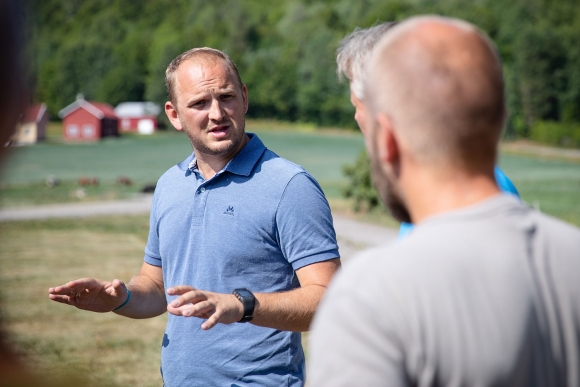 Landbruks- og matminister Jon Georg Dale besøker tørkerammede bønder i Vestfold torsdag. Mandag møter han bondeorganisasjonene.