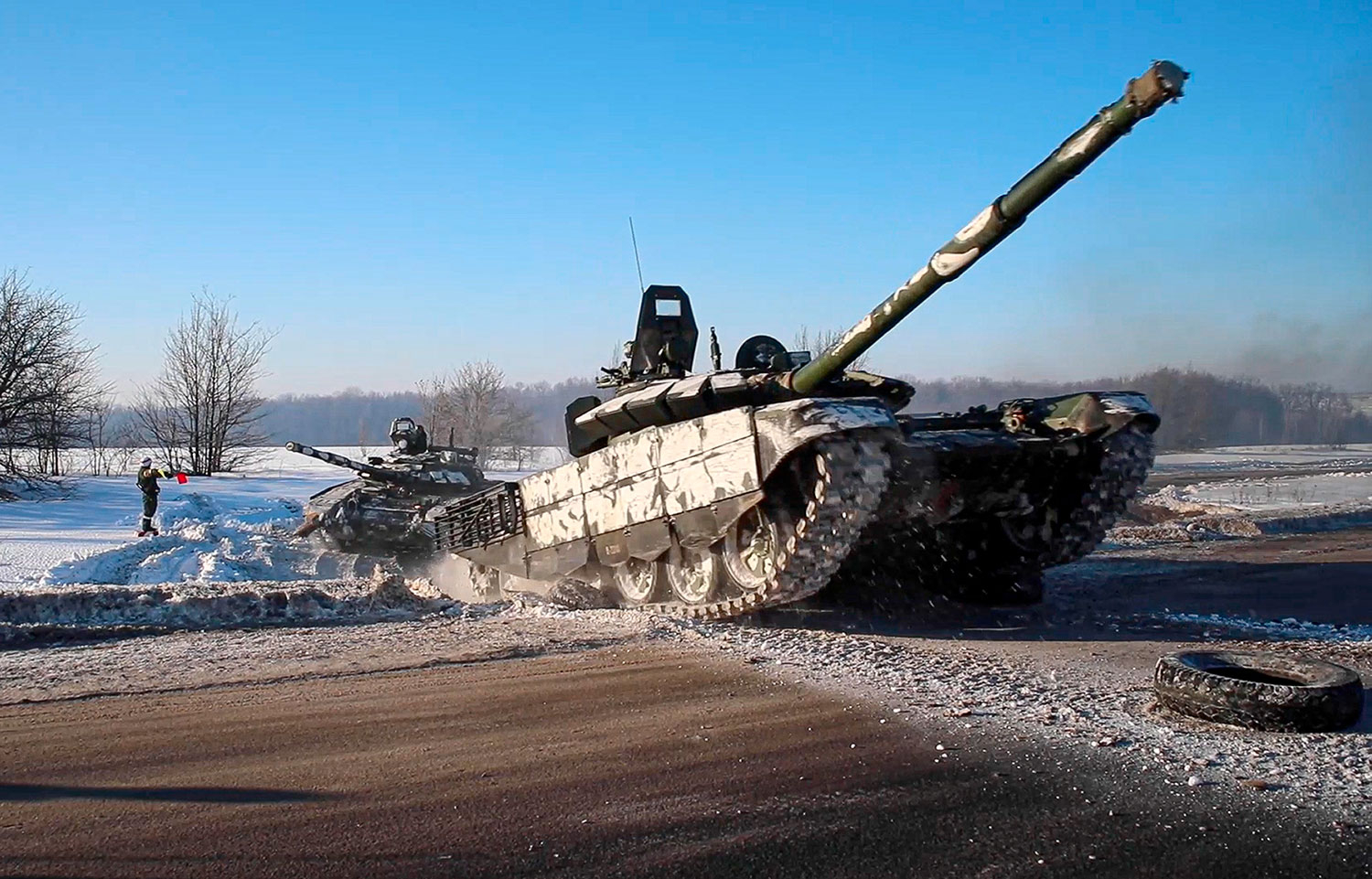 En russisk tanks på vei tilbake til sin permanente base etter militærøvelse i Russland. Russland har angivelig begynt å flytte soldater lenger unna Ukraina, som gir grunn til forsiktig optimisme, ifølge Nato.