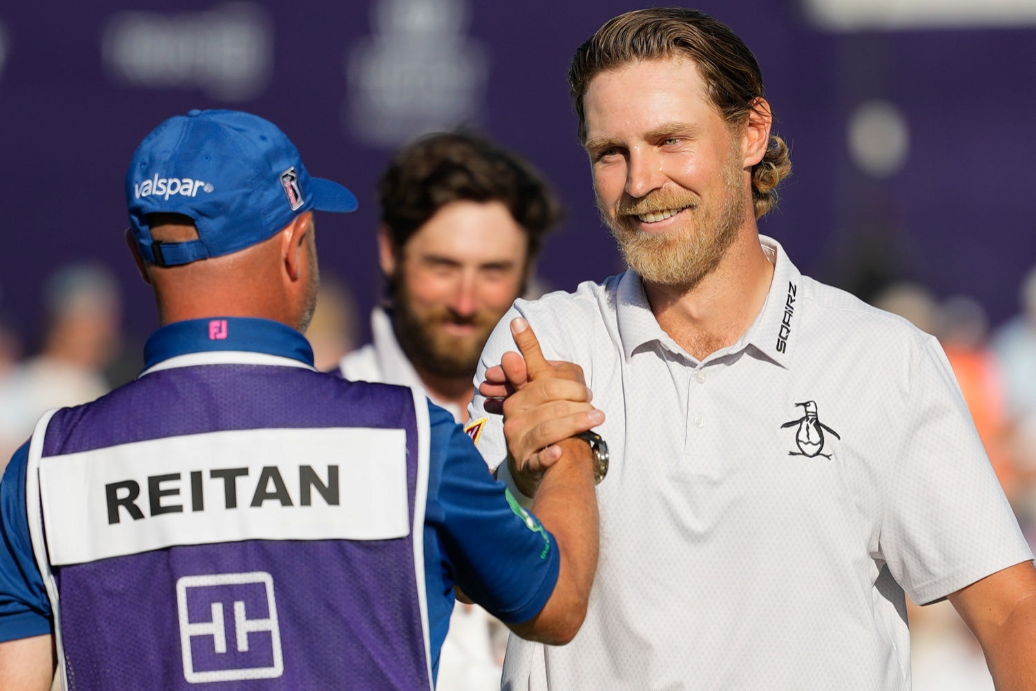 Kristoffer Reitan og caddien Tim Poyser jublet for sin første PGA-seier i mai.