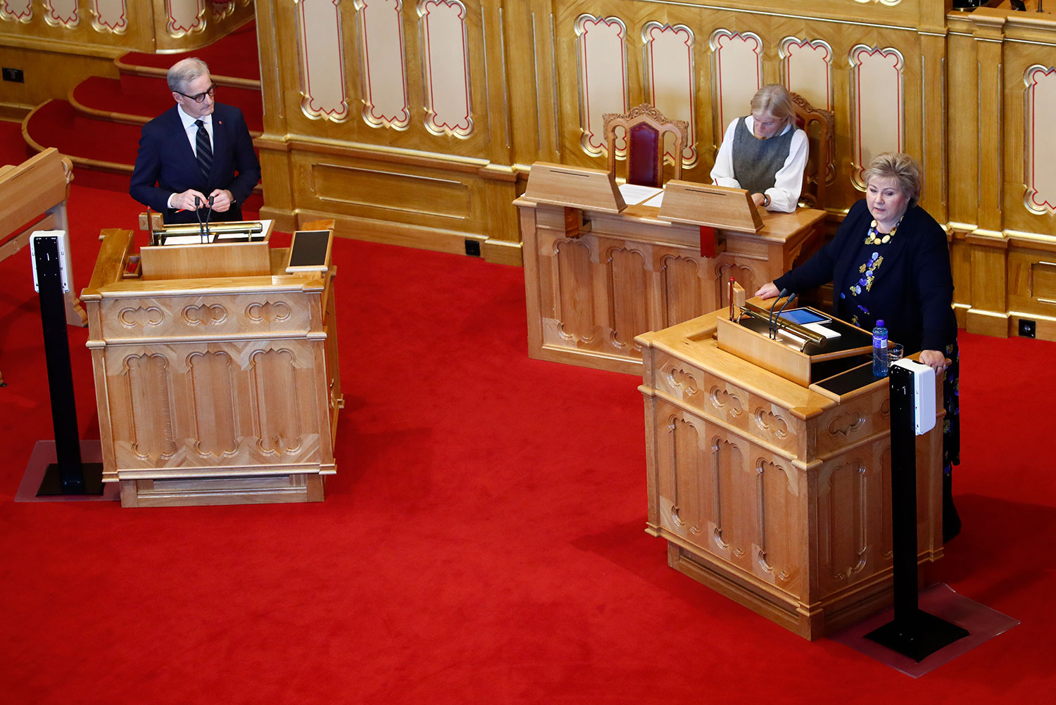 Statsminister Erna Solberg (H), her under en muntlig spørretime nylig, kommer torsdag til Stortinget for å redegjøre for Arbeiderpartiets leder Jonas Gahr Støre (t.v.) og øvrige representanter om koronasituasjonen og nye tiltak.