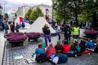 Politiet kommuniserer med Fosen-aksjonister i Karl Johans gate i Oslo sentrum. 11. oktober er det 2 år siden Fosen-dommen falt og den norske Høyesterett slo fast at vindturbinene på Fosen strider med urfolks rettigheter og menneskerettighetene.