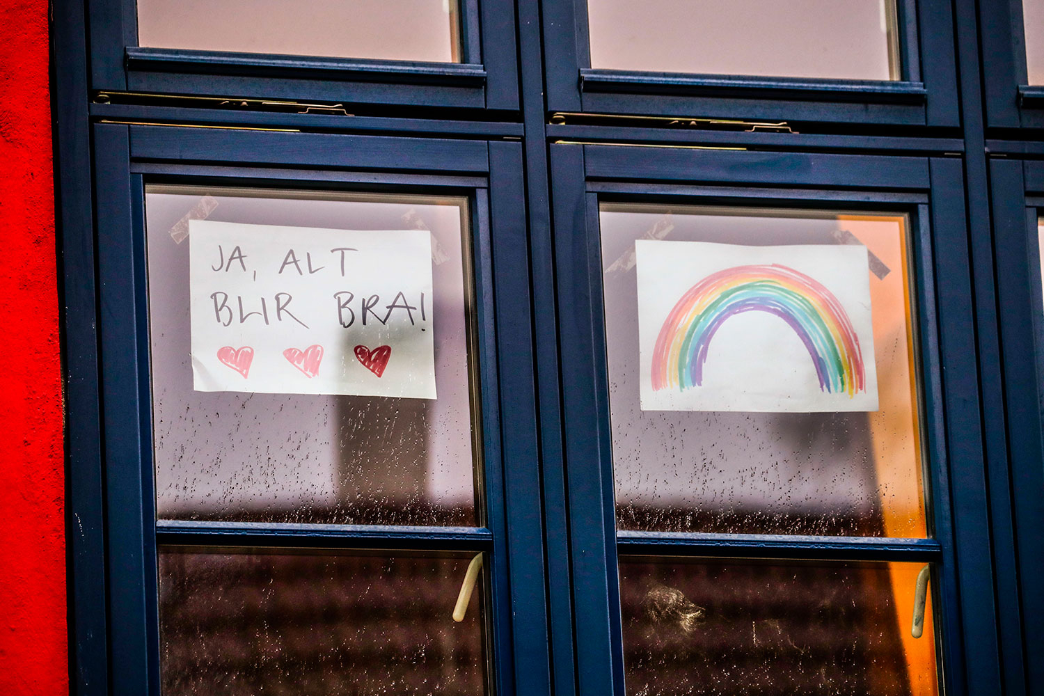 «Alt blir bra»-tegningene prydet mange vinduer i fjor vår, men nå tror flere at pandemien vil prege Norge også i tiden som kommer.