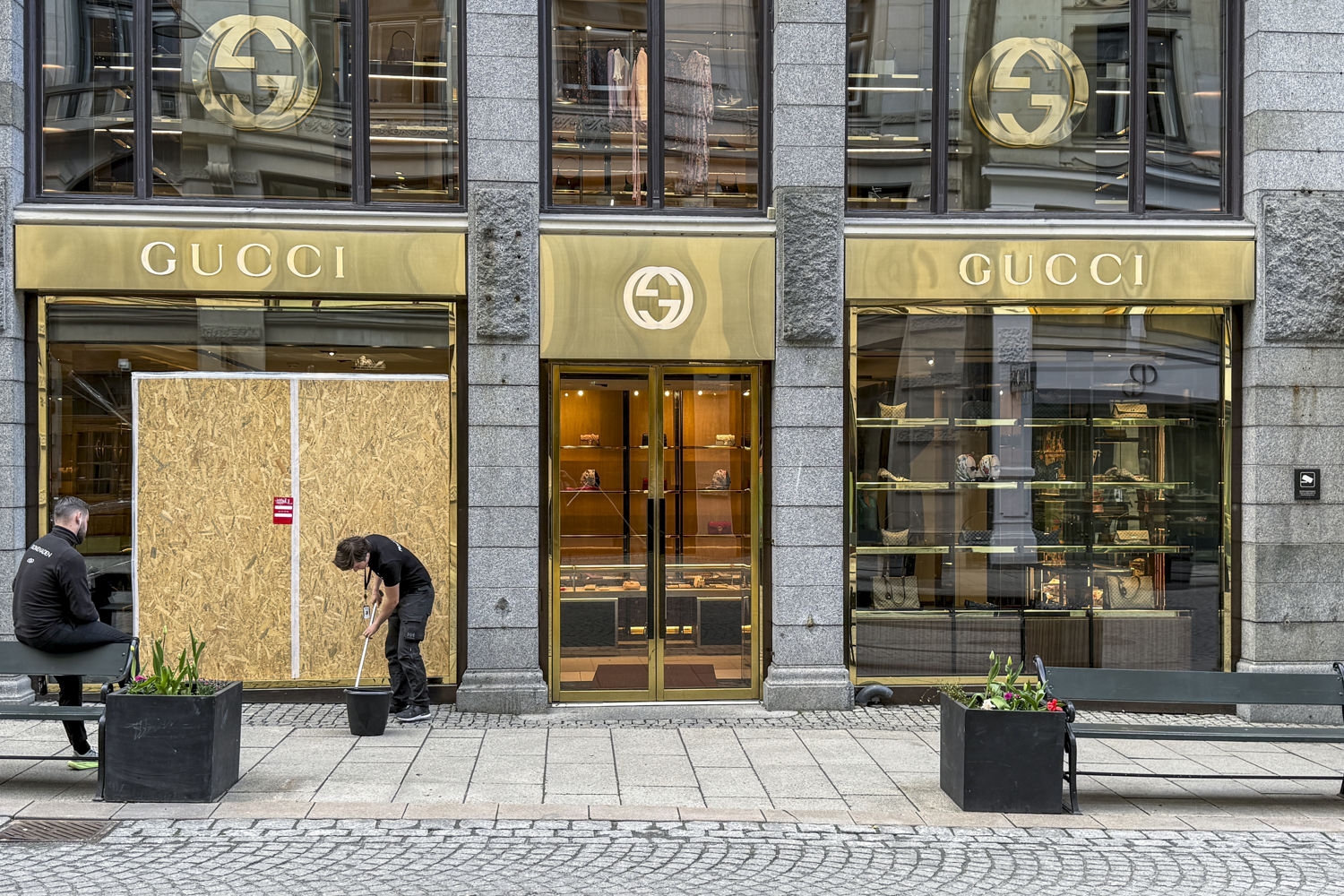 Natt til tirsdag 19. mai ble denne Gucci-butikken i Nedre Slottsgate i Oslo sentrum utsatt for innbrudd.