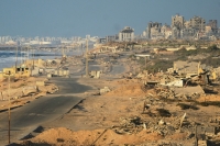 Et bilde av en vei som leder inn mot Gaza by tatt torsdag.