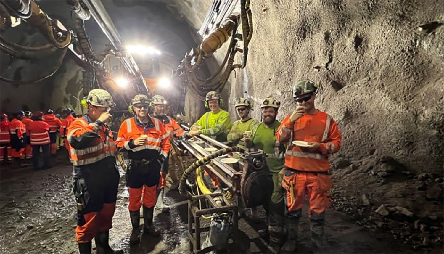Tunneldriverne fra Skanska feirer med kake.