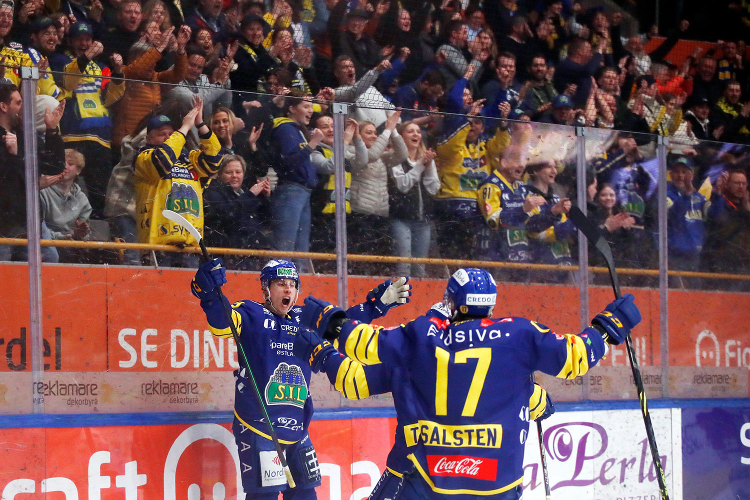 Simen André Edvardsen jubler etter 1-0-scoringen i den 6. kvartfinalekampen i NM-sluttspillet i ishockey mellom Storhamar og Vålerenga.