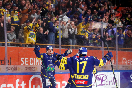 Simen André Edvardsen jubler etter 1-0-scoringen i den 6. kvartfinalekampen i NM-sluttspillet i ishockey mellom Storhamar og Vålerenga.