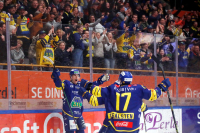 Simen André Edvardsen jubler etter 1-0-scoringen i den 6. kvartfinalekampen i NM-sluttspillet i ishockey mellom Storhamar og Vålerenga.