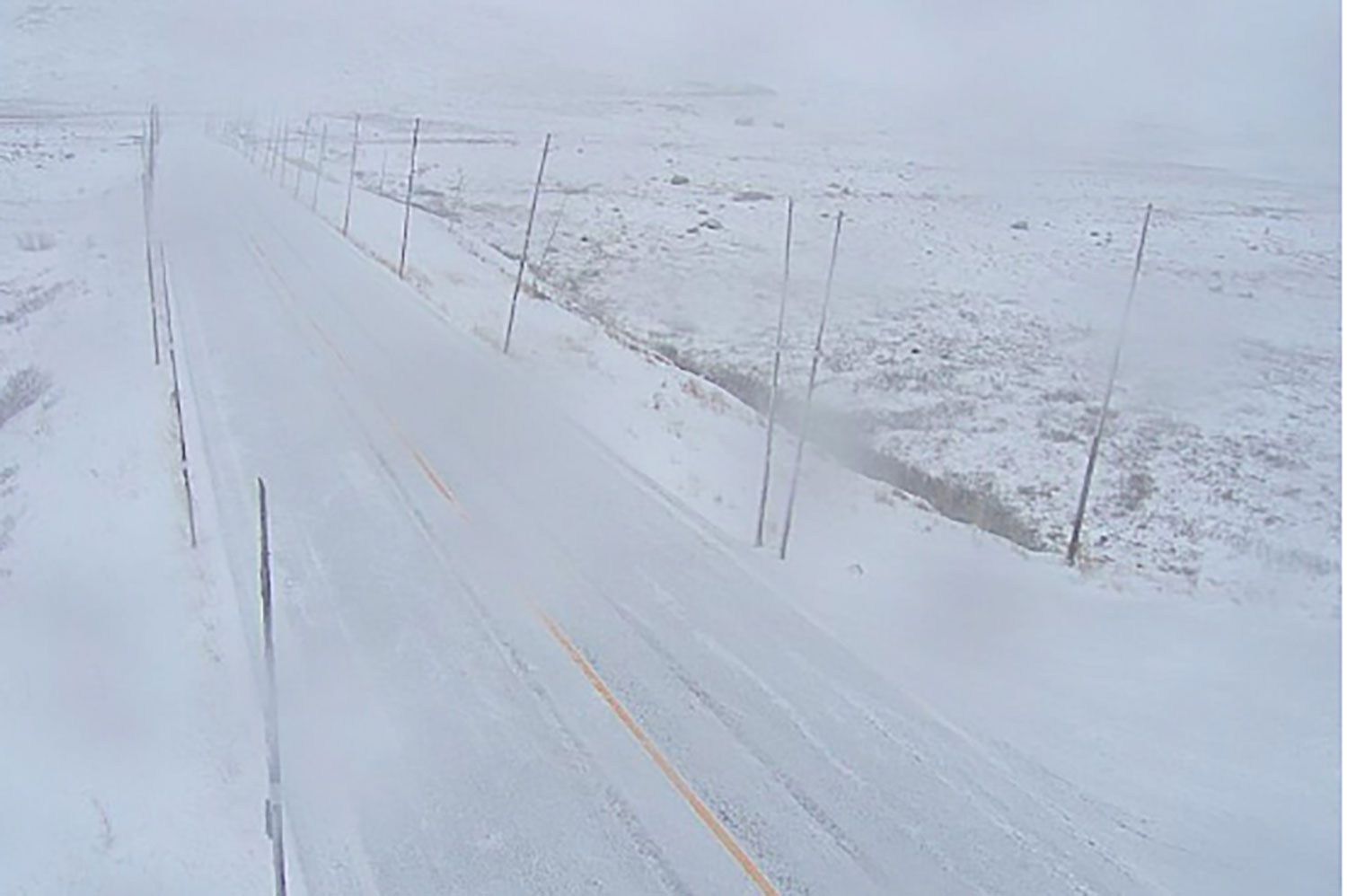 Snøen har kommet i fjellet og det anbefales ikke med kjøring på sommerdekk. Bildet er fra riksvei 7 ved Geilo.