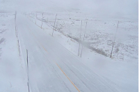 Snøen har kommet i fjellet og det anbefales ikke med kjøring på sommerdekk. Bildet er fra riksvei 7 ved Geilo.
