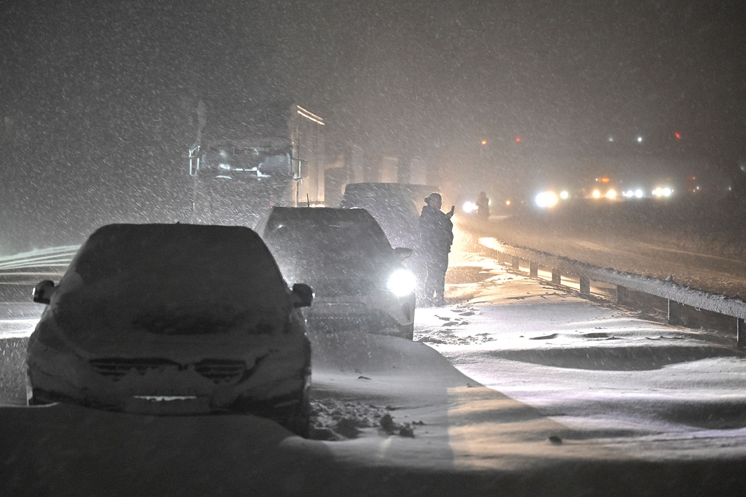 Hundrevis av biler står fast på E22 i Skåne onsdag kveld. Vind og snø gjør at veien raskt føyker igjen etter at den er brøytet. Forsvaret har satt inn beltevogner for å nå fram til noen av dem som er strandet langs europaveien.