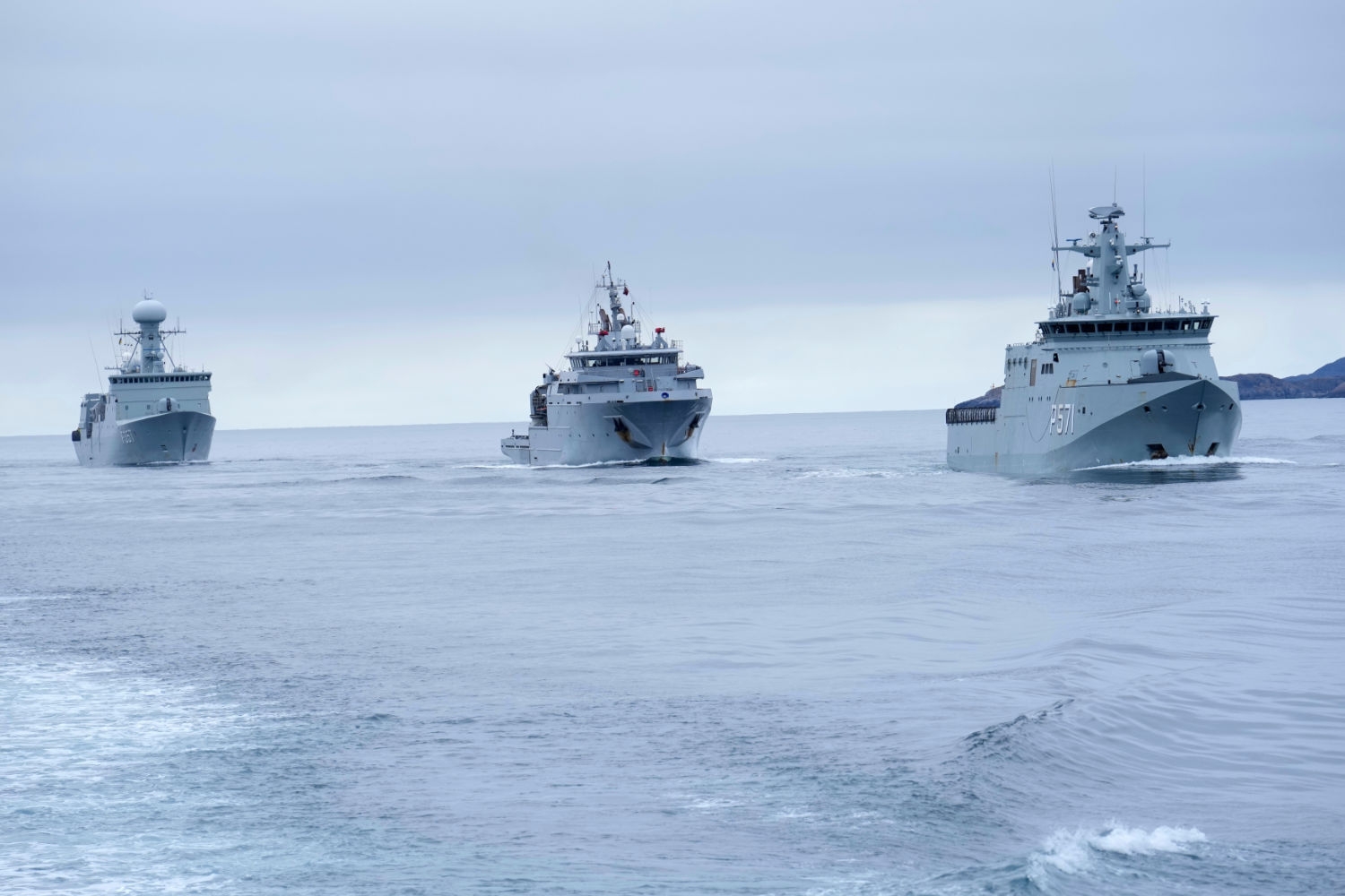 Arktis' geopolitiske betydning bare øker, mener EU-parlamentet, som tar til orde for både en ny Arktis-strategi og Norge, Island og Grønland som nye EU-medlemmer. Her patruljerer danske krigsskip farvannene utenfor Grønland.