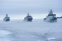 Arktis' geopolitiske betydning bare øker, mener EU-parlamentet, som tar til orde for både en ny Arktis-strategi og Norge, Island og Grønland som nye EU-medlemmer. Her patruljerer danske krigsskip farvannene utenfor Grønland.