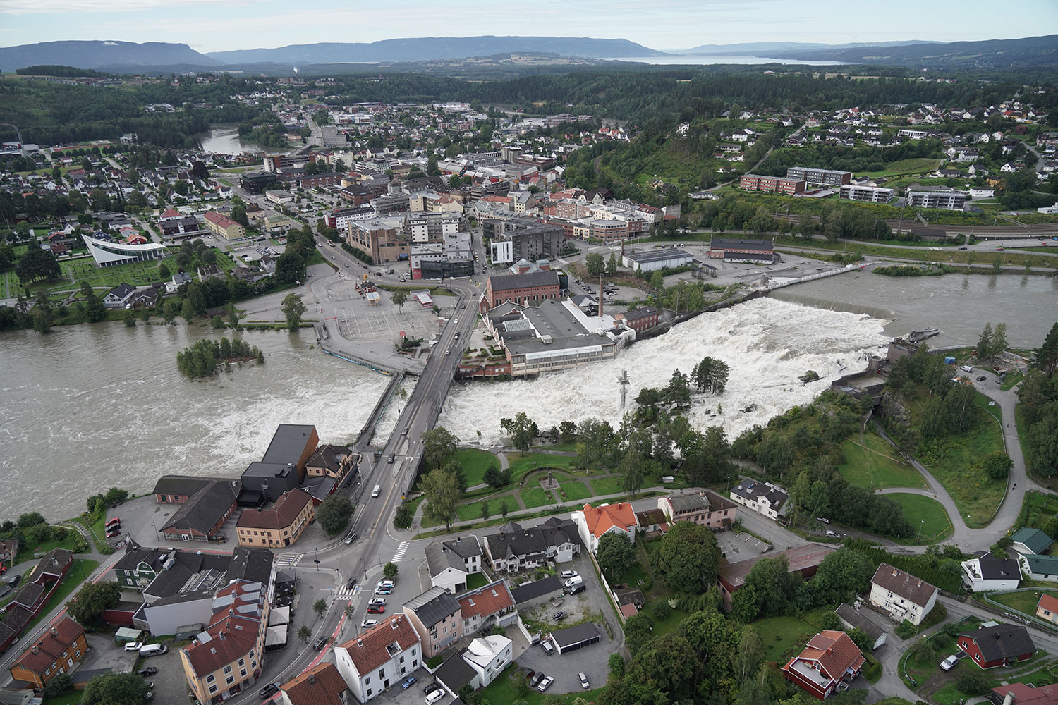Mange steder i Innlandet og Viken har vært rammet av flom siden forrige uke. Dette bildet ble tatt i Hønefoss fredag i forrige uke.