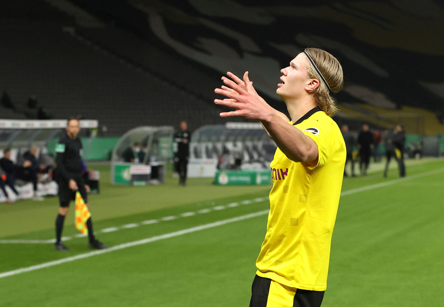 Erling Braut Haaland jubler for 2-0-målet.