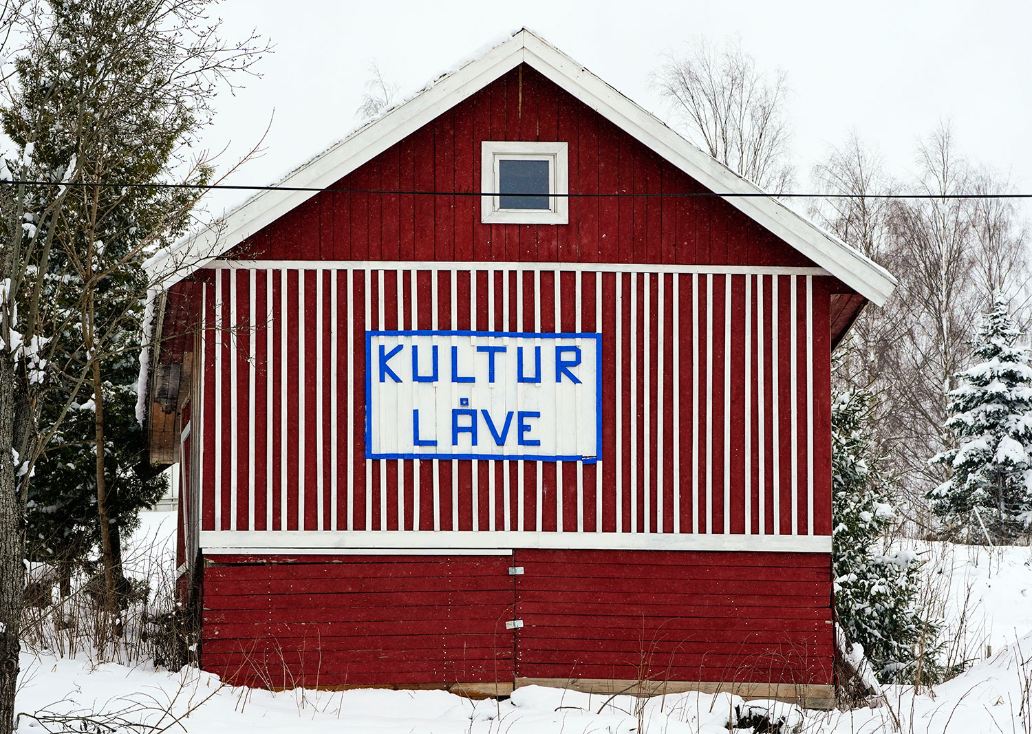 En mann i 60-årene fra Gran kommune døde etter å ha vært syk med covid-19. Mannen døde etter å ha hatt en sammenkomst i kulturlåven på eiendommen sin. Nå har kommunen gått til politiet med saken.