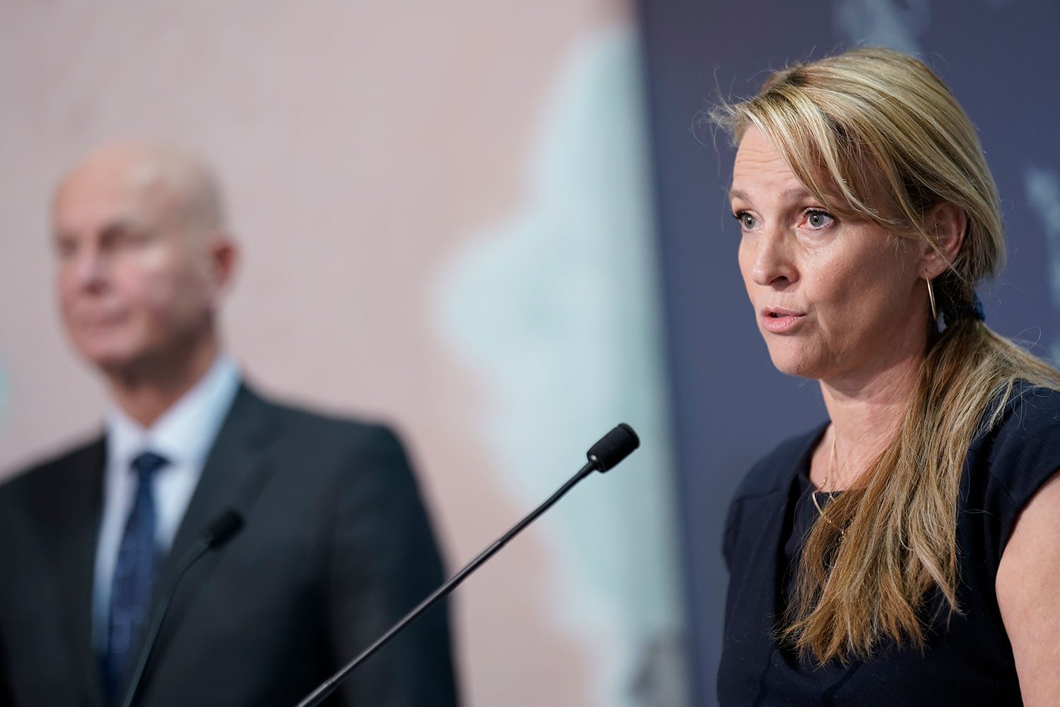Avdelingsdirektør Line Vold i FHI sier risikoen for innleggelse på sykehus med omikronsmitte er beregnet til 0,2 prosent.