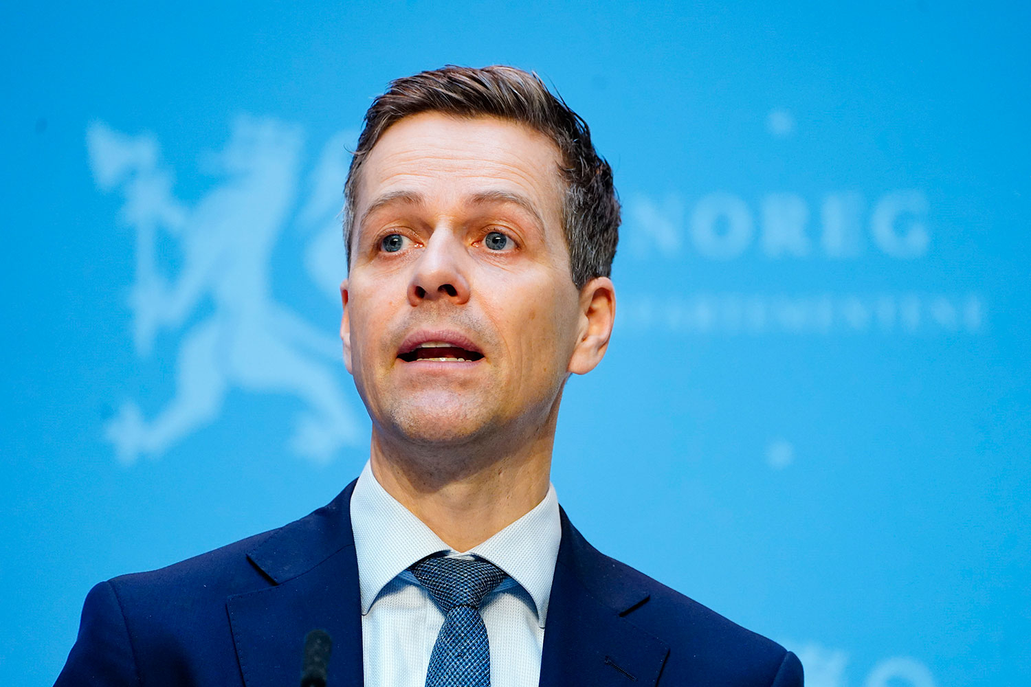 Samferdselsminister Knut Arild Hareide nekter å følge Stortingets vedtak om å skrote ordningen med helseattest for eldre sjåfører.