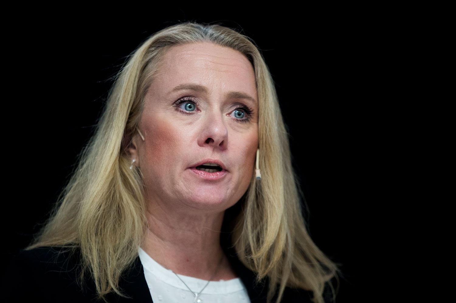 Arbeids og sosialminister Anniken Hauglie (H) sier hun er opptatt av at staten skal gjøre opp for seg, men er klar over at det ikke kan lege menneskelige sår saken har påført.