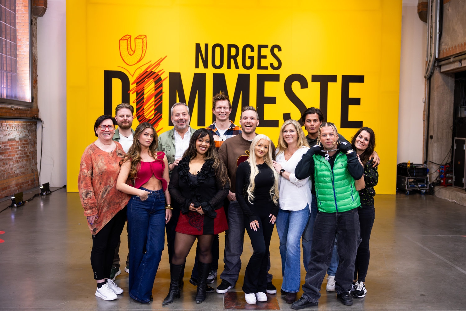 Ny sesong av «Norges dummeste». Annema Yuvali (f.v.), Marius Skjelbæk, Sofie Karlstad, Arve Juritzen, Fetisha Williams, Frank Løke, Niklas Baarli, Iselin Michelsen, Martine Aurdal, Cristian Brennhovd, Kevin Lauren og Katrine Moholt.