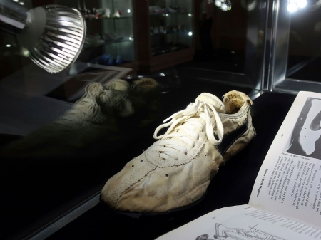 Nike-skoene på auksjonshuset Sotheby'si New York. De ble designet for løpere som skulle kvalifisere seg til OL i 1972.