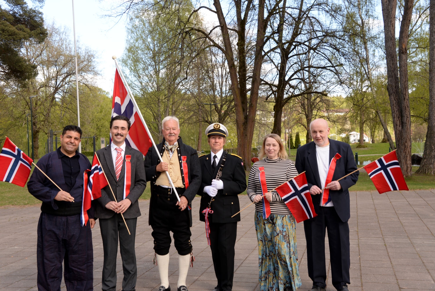 17.mai-utvalget samlet under presseopplegget i Søndre Park 6. mai. Et opplastet referat fra møtet 23. april viser hvordan utvalget fordelte mediekontakter i forkant.