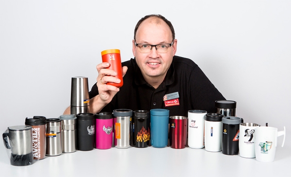 STORSAMLER. Ole Aksel Håkonsen viser fram samlingen sin med kopper fra Circle K og Statoil Norge.