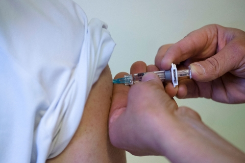 Flere enn før får tatt influensavaksine, men helsemyndighetene håper på enda større bevissthet blant personer i risikogrupper.