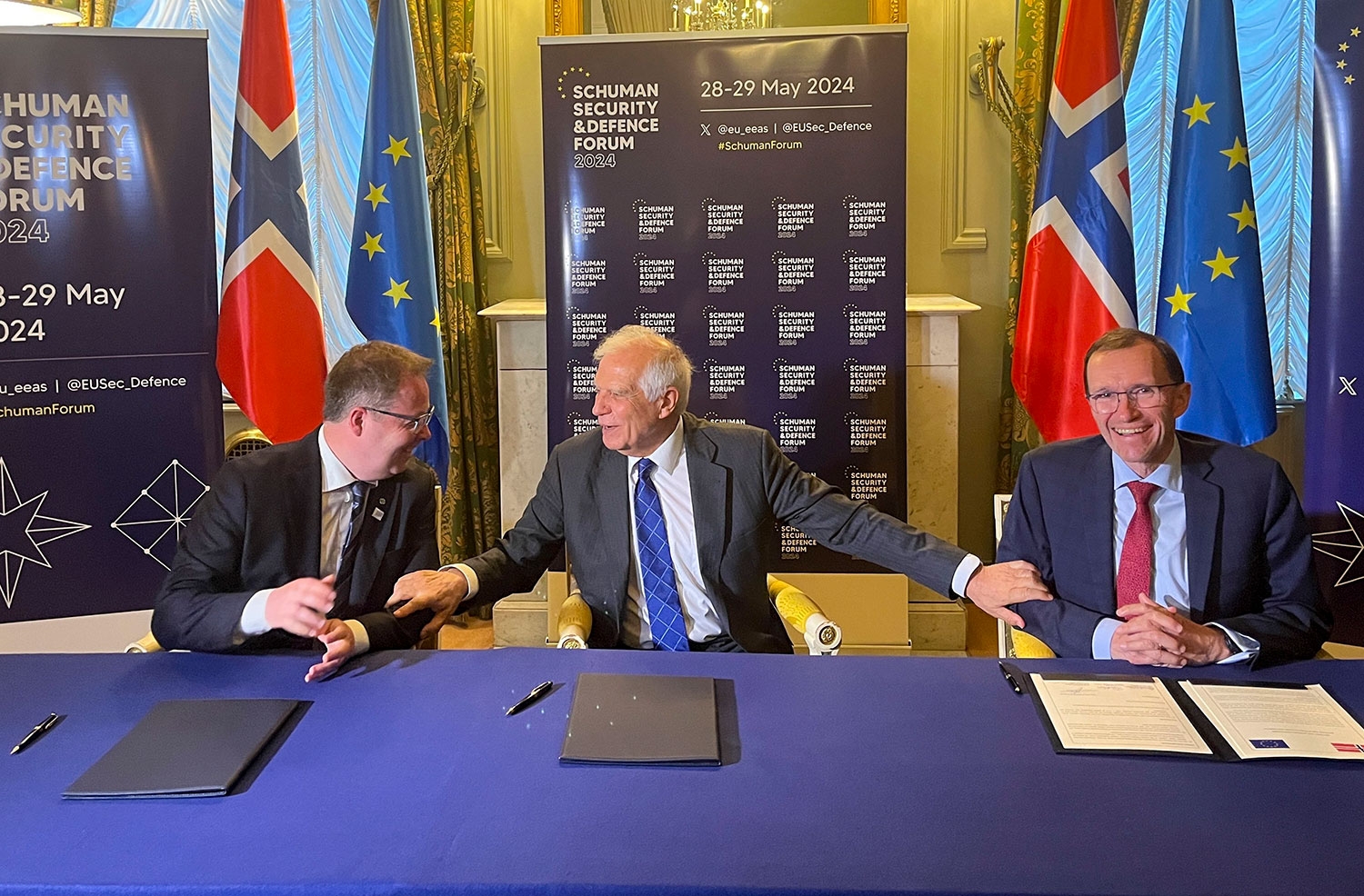 Forsvarsminister Bjørn Arild Gram (Sp) (t.v.) og utenriksminister Espen Barth Eide (Ap) (t.h.) undertegnet tirsdag en ny forsvarsavtale med EUs utenrikssjef Josep Borrell.