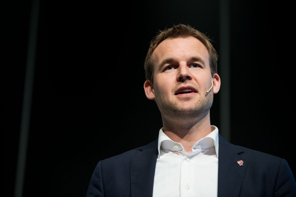 KrF-leder Kjell Ingolf Ropstad sier det er viktig at kirken selv bestemmer nå de skal ha valg.