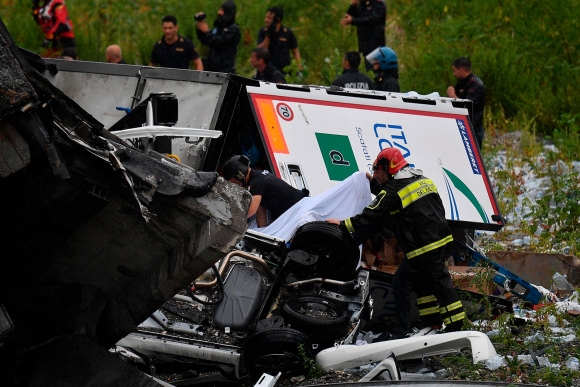 Minst elleve mennesker omkom da deler av denne motorveibroen kollapset i Genova i Italia. Redningsmannskaper leter etter overlevende blant steinmasser og knuste biler etter brokollapsen ved Genova.
