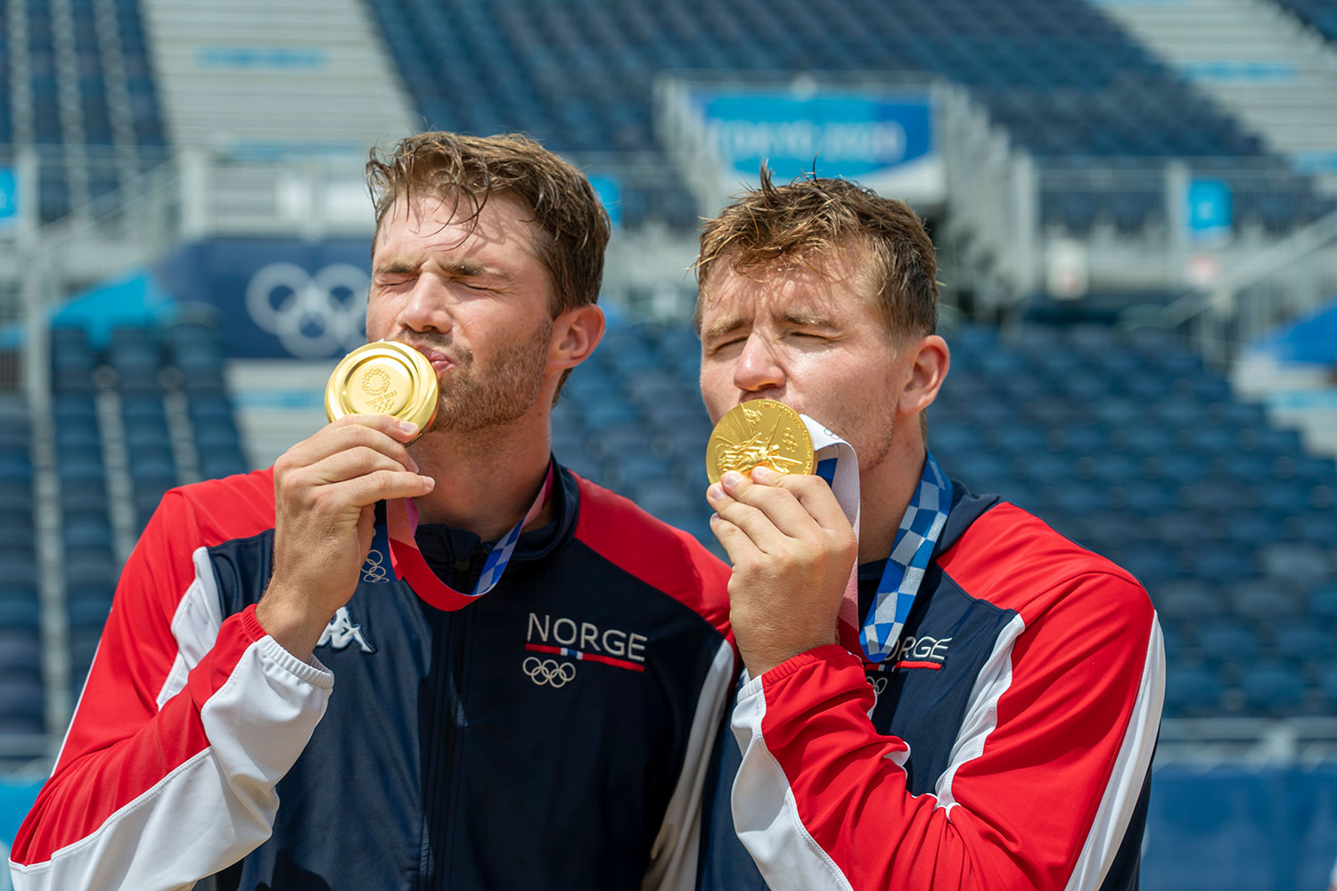 Anders Mol (til v.) og Christian Sørum med gullmedaljene etter OL-finalen i sandvolleyball.