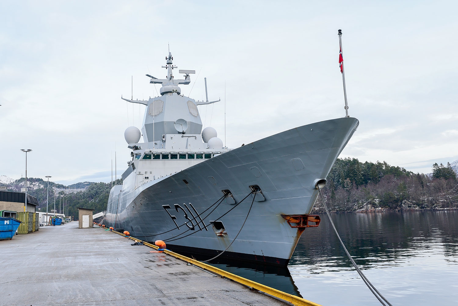 De spanskbyggede fregattene ble aldri noen stor suksess. Her KNM Roald Amundsen – som har holdt seg flytende, i motsetning til KNM Helge Ingstad – som til slutt ble skrapjern etter forliset i 2018. Nå skal fregattene erstattes, og et norsk verft er med på oppløpssiden for å få kontrakten.