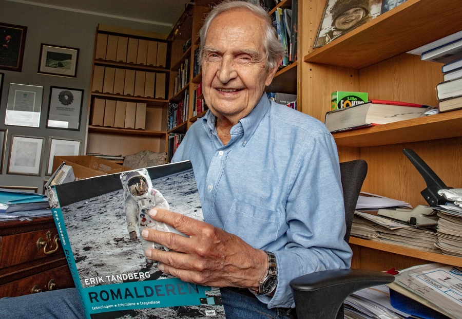Erik Tandberg (86) er først og fremst kjent som romfartsekspert, og ikke minst som NRKs kommentator da Apollo 11 landet på månen i juli 1969. Her er han fotografert hjemme i sin leilighet ved Majorstuen i Oslo.