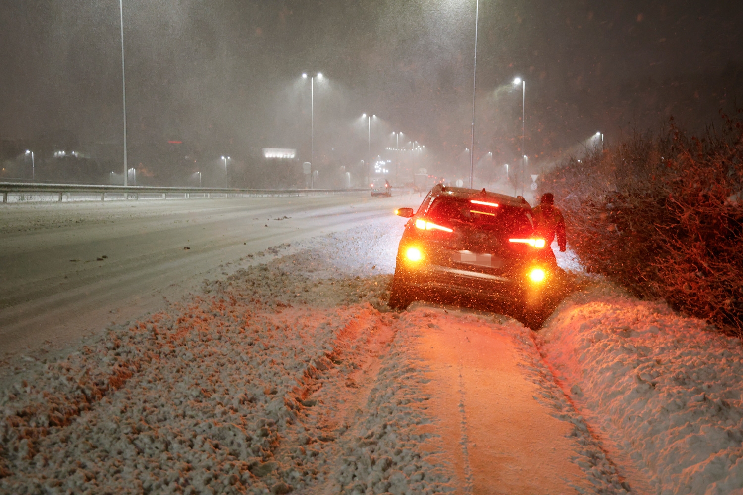Store mengder snø på Sørlandet førte til vanskelige kjøreforhold mandag. Natt til tirsdag har det gått rolig for seg på veiene, opplyser politiet.