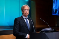 Sentralbanksjef Øystein Olsen påpeker at det finnes to betalingsmuligheter: Kontanter og kontopenger.