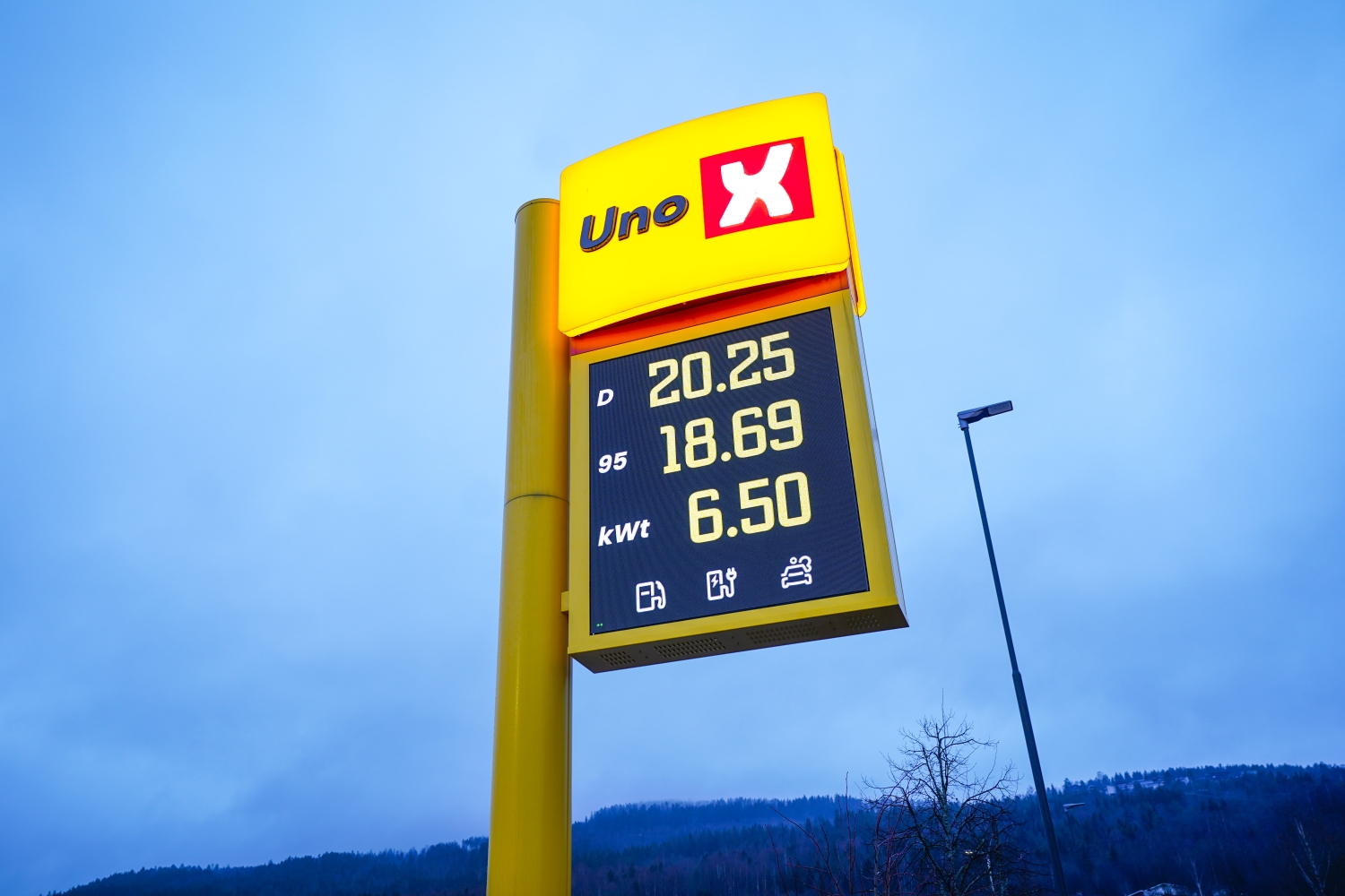 Flere elbilister synes det er vanskelig å finne prisen på hurtigladeren. På bildet er det første prisskiltet i Norge hos Uno-X på på Gulskogen i Drammen med pris på strøm, i tillegg til bensin og diesel.