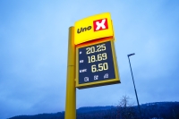 Flere elbilister synes det er vanskelig å finne prisen på hurtigladeren. På bildet er det første prisskiltet i Norge hos Uno-X på på Gulskogen i Drammen med pris på strøm, i tillegg til bensin og diesel.