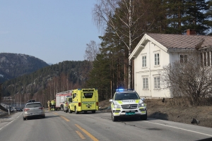 Trafikkulykke på R7 ved Bromma. En person skal være omkommet og en kvinne i 70 årene er fraktet til Ringerike Sykehus med luftambulanse. En bil skal ha vært innblandet i ulykken.